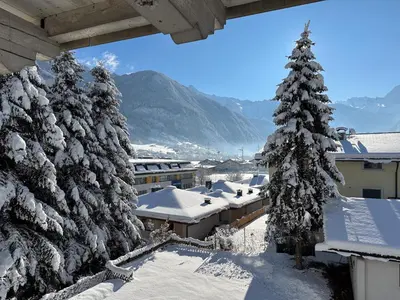 Ein allgemeiner Bergblick oder ein Berglick von des Aparthotels aus