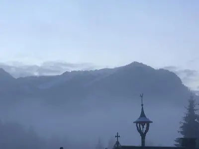 Ein allgemeiner Bergblick oder ein Berglick von der Ferienwohnung aus