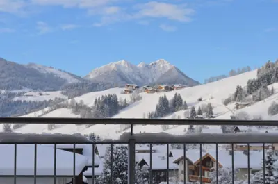 Ein allgemeiner Bergblick oder ein Berglick von der Ferienwohnung aus
