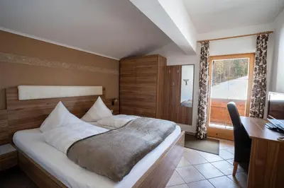 Ein Bett oder Betten in einem Zimmer der Unterkunft Pension Edelweiss