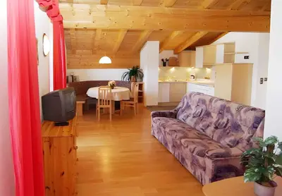 Ein Sitzbereich in der Unterkunft Apartments in Stummerberg - Zillertal 773