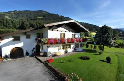 Ein allgemeiner Bergblick oder ein Berglick von des Bed & Breakfasts aus
