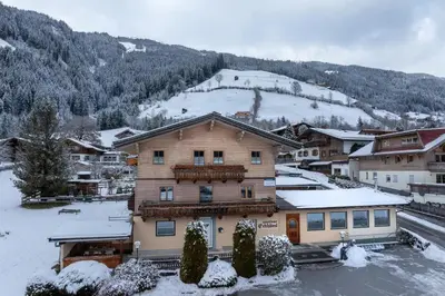 Ein allgemeiner Bergblick oder ein Berglick von des Ferienhauses aus