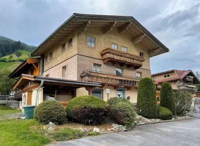 Das Gebäude in dem sich das Ferienhaus befindet