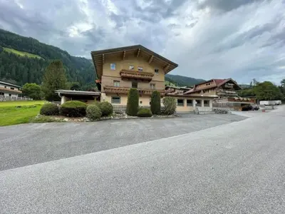 Ein allgemeiner Bergblick oder ein Berglick von des Ferienhauses aus