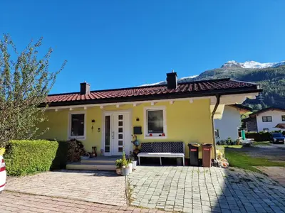 Ein allgemeiner Bergblick oder ein Berglick von des Ferienhauses aus