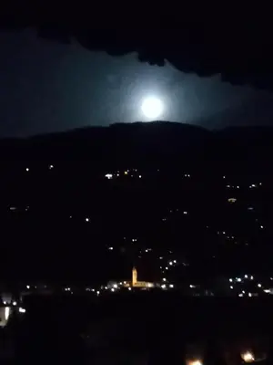 Ein allgemeiner Bergblick oder ein Berglick von der Ferienwohnung aus