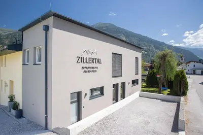 Ein allgemeiner Bergblick oder ein Berglick von des Aparthotels aus