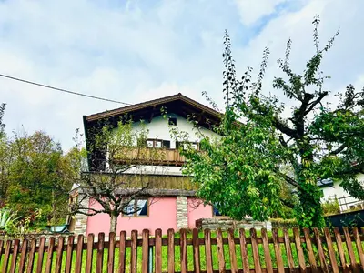 Das Gebäude in dem sich das Privatzimmer befindet
