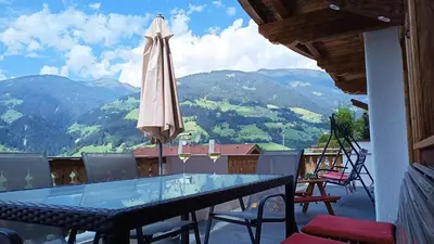 Ein allgemeiner Bergblick oder ein Berglick von der Ferienwohnung aus