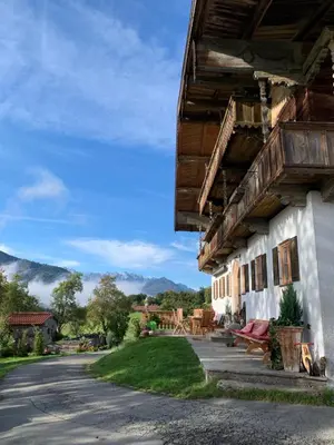 Ein allgemeiner Bergblick oder ein Berglick von des Bauernhofs aus