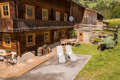 Ein Garten an der Unterkunft Tiroler TRAUMHAUS Hochzillertalblick - by AlpenLuxus Collection