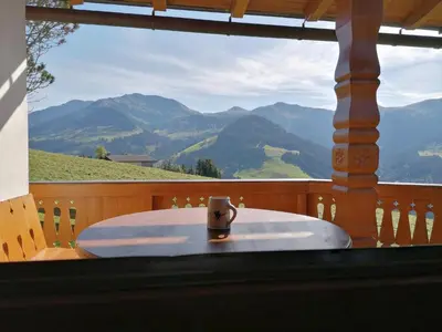 Ein allgemeiner Bergblick oder ein Berglick von des Ferienhauses aus