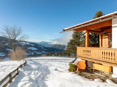 Ein allgemeiner Bergblick oder ein Berglick von des Ferienhauses aus