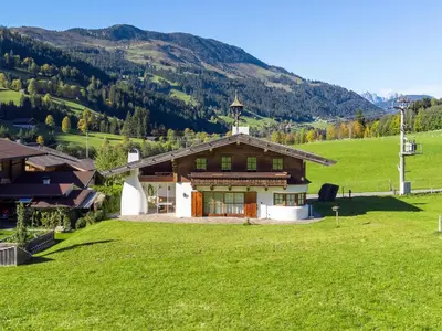 Ein allgemeiner Bergblick oder ein Berglick von des Chalets aus