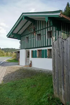 Das Gebäude in dem sich das Ferienhaus befindet