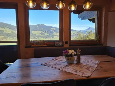 Ein allgemeiner Bergblick oder ein Berglick von des Ferienhauses aus