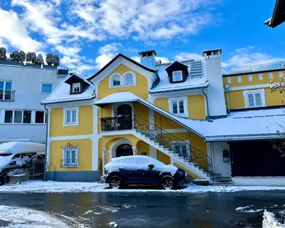 Das Gebäude in dem sich das Ferienhaus befindet