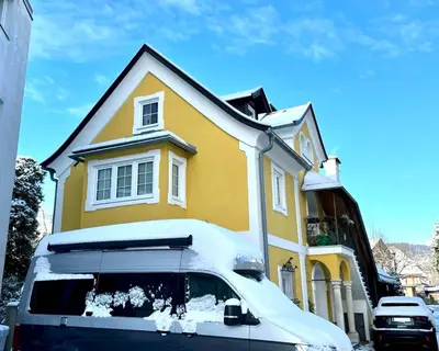 Das Gebäude in dem sich das Ferienhaus befindet