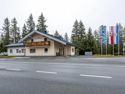 Das Gebäude in dem sich das Ferienhaus befindet