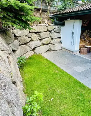 Ein Garten an der Unterkunft LITTLE HIDEAWAY zillertal