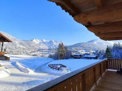 Ein allgemeiner Bergblick oder ein Berglick von des Bauernhofs aus
