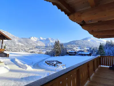 Ein allgemeiner Bergblick oder ein Berglick von des Bauernhofs aus