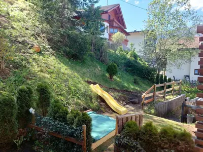 Ein Garten an der Unterkunft Huber's Lodge