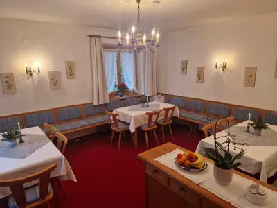 Ein Sitzbereich in der Unterkunft Pension Alpenrose