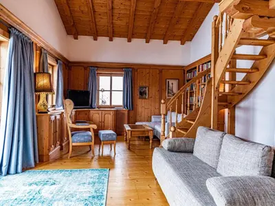 Ein Sitzbereich in der Unterkunft Chalet in Kitzbühel near Ski Lifts
