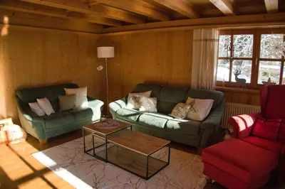 Ein Sitzbereich in der Unterkunft Chalet Glemm Alpin
