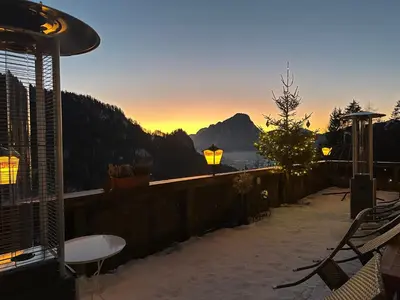 Ein allgemeiner Bergblick oder ein Berglick von des Gasthauses aus