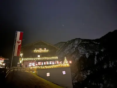 Ein allgemeiner Bergblick oder ein Berglick von des Gasthauses aus