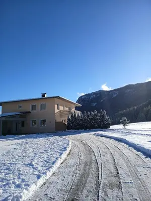 Ein allgemeiner Bergblick oder ein Berglick von des Ferienhauses aus