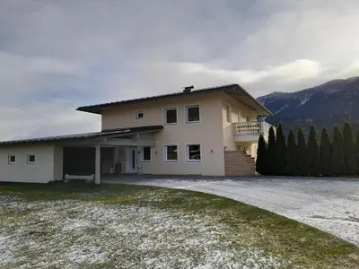 Ein allgemeiner Bergblick oder ein Berglick von des Ferienhauses aus