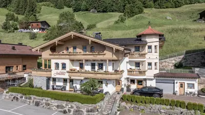 Das Gebäude in dem sich das Ferienhaus befindet