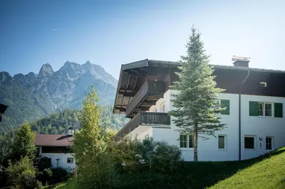 Ein allgemeiner Bergblick oder ein Berglick von der Ferienwohnung aus