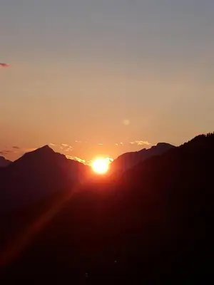 Blick auf den Sonnenuntergang/Sonnenaufgang von des Bauernhofs aus oder aus der Nähe