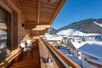 Ein allgemeiner Bergblick oder ein Berglick von des Ferienhauses aus