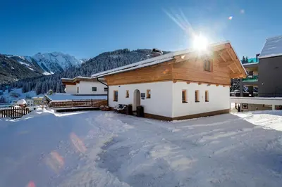Ein allgemeiner Bergblick oder ein Berglick von des Ferienhauses aus