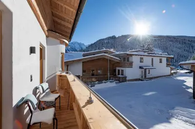 Ein allgemeiner Bergblick oder ein Berglick von des Ferienhauses aus
