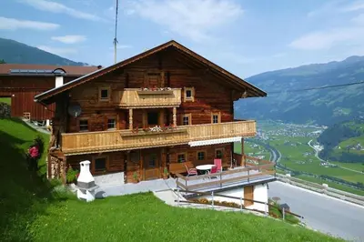 Ein allgemeiner Bergblick oder ein Berglick von des Ferienhauses aus