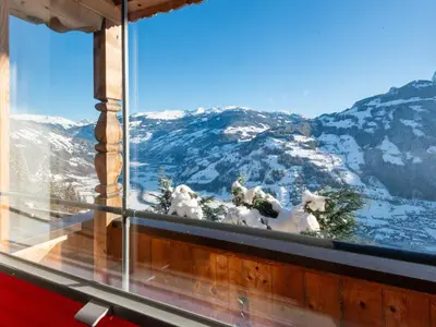 Ein allgemeiner Bergblick oder ein Berglick von des Ferienhauses aus