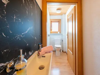 Ein Badezimmer in der Unterkunft Chalet in Mayrhofen near Ski Slopes