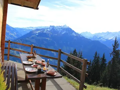 Ein allgemeiner Bergblick oder ein Berglick von des Chalets aus