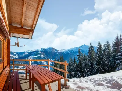 Ein allgemeiner Bergblick oder ein Berglick von des Chalets aus