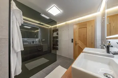 Ein Badezimmer in der Unterkunft Appartement Sonnenschein im Ferienhaus Johanna in Mayrhofen-Hippach- Nähe der Skipiste