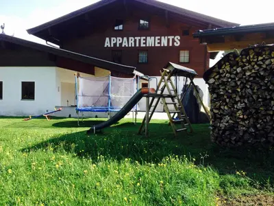 Ein Kinderspielbereich in der Unterkunft Appartement Lemberger - Biohof Stallfeld