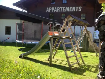 Ein Kinderspielbereich in der Unterkunft Appartement Lemberger - Biohof Stallfeld