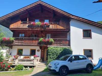 Das Gebäude in dem sich das Ferienhaus befindet
